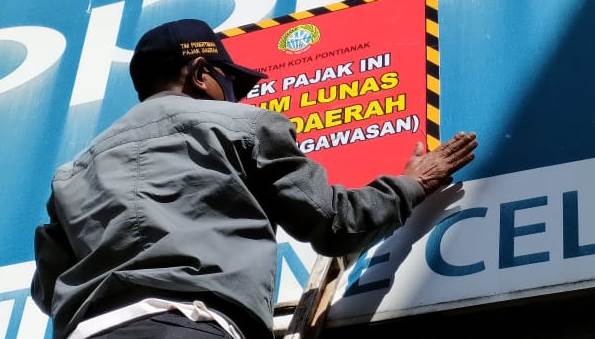 Tunggak Pajak, Pontianak Tempel Peringatan di Reklame