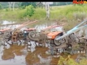 Petani Sekadau Terima Bantuan Traktor Tangan