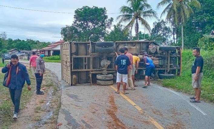 Becah Ban, Truk Terguling di Dusun Ganye