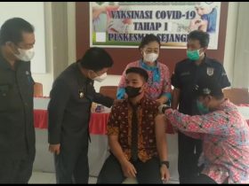 Pelaksanaan vaksinasi pelajar di Kabupaten Sambas. Foto: DOK/ruai.tv