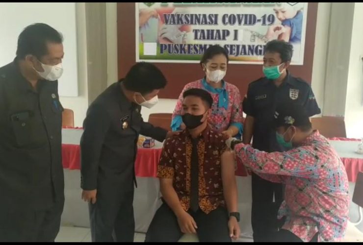 Pelaksanaan vaksinasi pelajar di Kabupaten Sambas. Foto: DOK/ruai.tv
