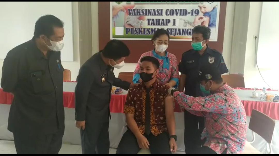 Pelaksanaan vaksinasi pelajar di Kabupaten Sambas. Foto: DOK/ruai.tv