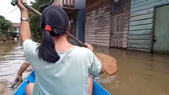 Vlogger Cewek di Melawi Berbagi Cerita Banjir