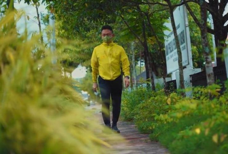 Wali Kota Jalan Kaki ke Kantor, Susuri Trotoar Sambil Sapa Tukang Sapu