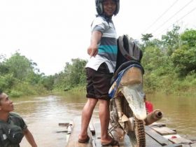 Jalan Tergenang Banjir, Sepeda Motor Naik Rakit