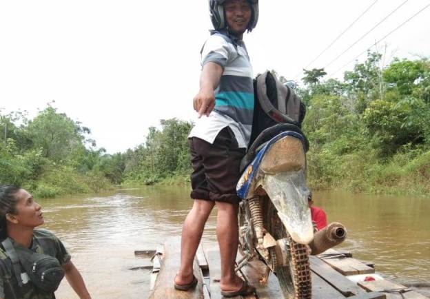 Jalan Tergenang Banjir, Sepeda Motor Naik Rakit