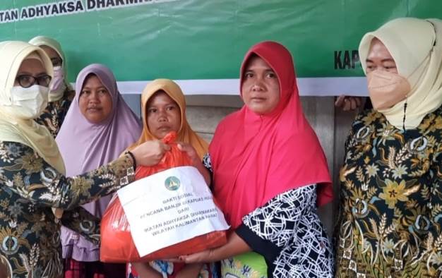 100 Warga Terdampak Banjir Teluk Barak Terima Sembako