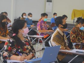 guru berlatih menulis literasi