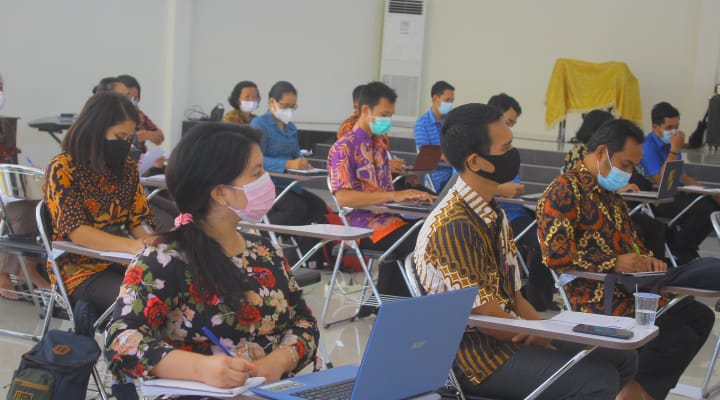 guru berlatih menulis literasi