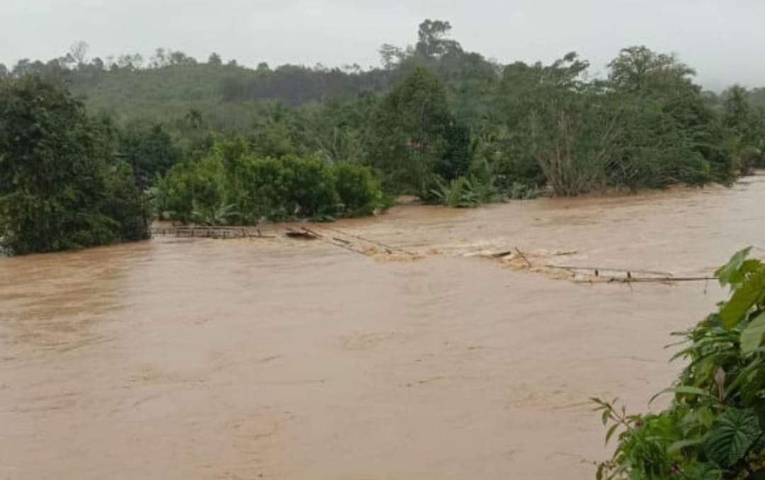 Banjir Bandang Robohkan Jembatan Gantung di Nanga Keremoi