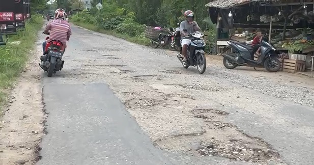 Rusak Serius, Ruas Jalan di Pusat Kabupaten KKU