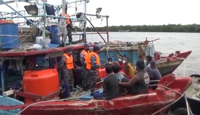 Lanal Ketapang Tahan Dua Kapal di Perairan Karimata