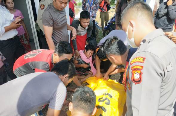 Lelaki Ini Tenggelam di Kolong Rumah Saat Ambil Tangguk Ikan