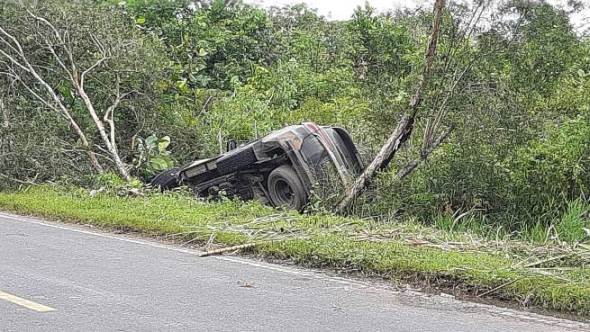 Sopir Ngantuk, Minibus Masuk Parit di Desa Korek