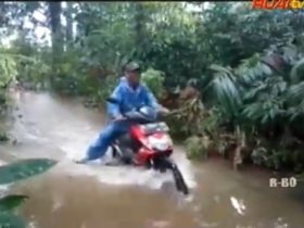 pemotor terobos banjir_ruai.tv