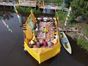 Robo'-Robo' di Sandai, Pakai Perahu di Danau Panjang