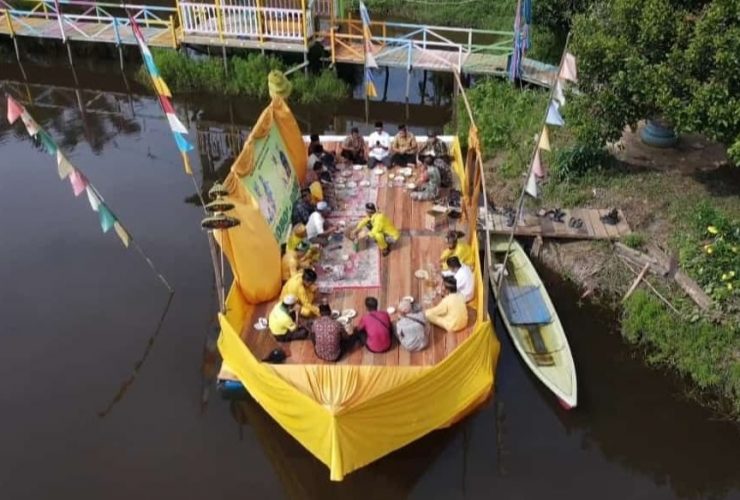 Robo'-Robo' di Sandai, Pakai Perahu di Danau Panjang