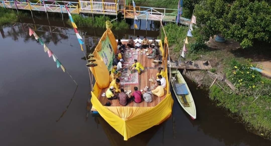 Robo'-Robo' di Sandai, Pakai Perahu di Danau Panjang