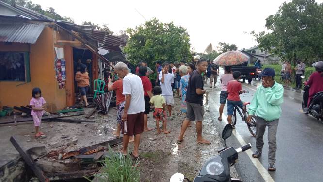 rumah ditabrak truk kosong_ruai.tv