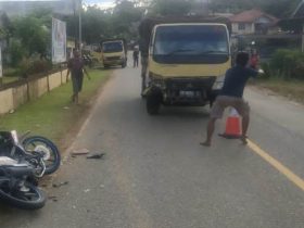 Di Depan Polsek, Motor dan Truk Ini Bertabrakan