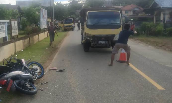 Di Depan Polsek, Motor dan Truk Ini Bertabrakan
