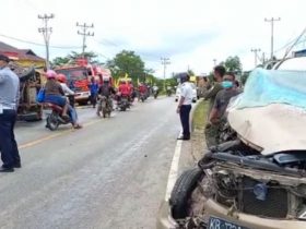 Mobil dan Truk Tabrakan di Depan SMKN 1 Sanggau