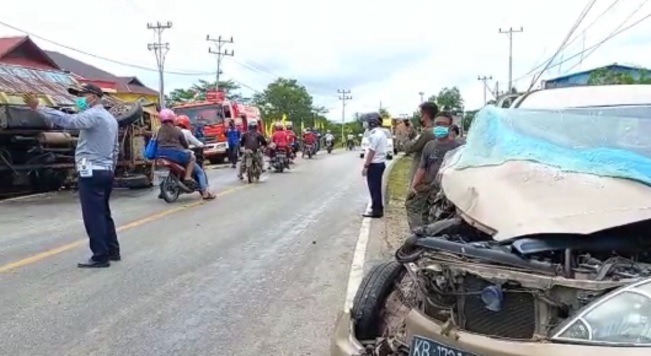 Mobil dan Truk Tabrakan di Depan SMKN 1 Sanggau