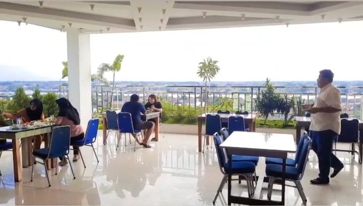 Di Hotel 95, Tak Menginap Pun Bisa Sarapan Sambil Nikmati View Kota [ADV]