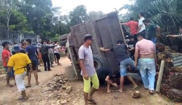 Laka Tunggal, Dump Truk Sawit Terguling
