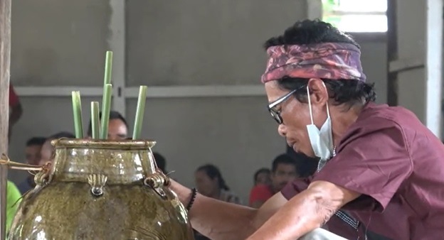 Perusahaan Bayar Denda Adat Karena Serobot Lahan Warga