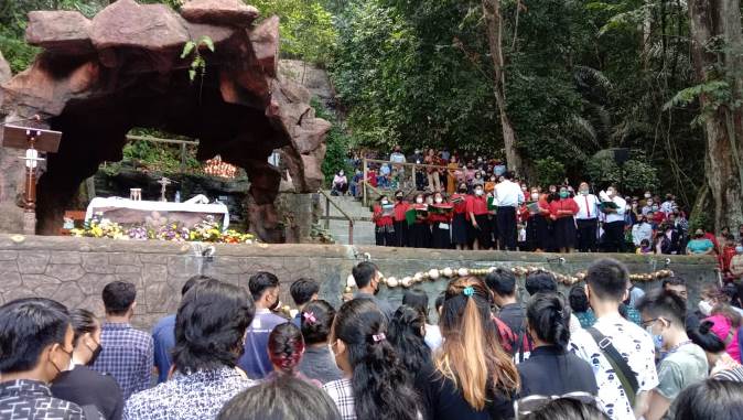 Gua Maria Anjongan, Peziarah Ikuti Penutupan Bulan Rosario