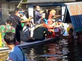 Mensos Risma Naik Perahu Pantau Banjir di Sanggau