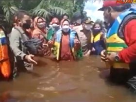 Menteri Risma tinjau banjir di Sintang