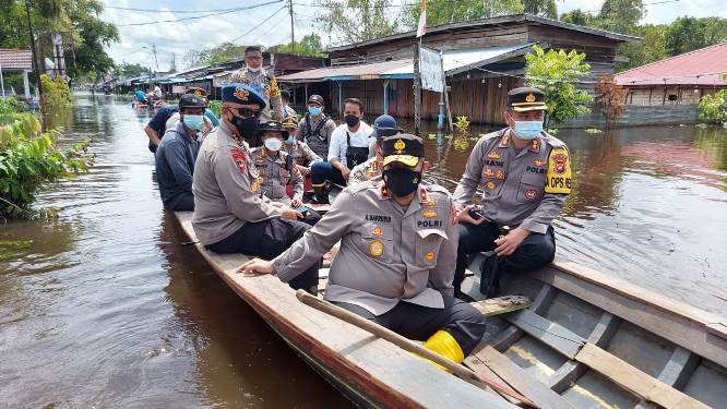 Wakapolda Kalbar tinjau banjir_ruai.tv
