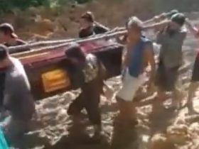 pikul peti jenazah di jalan rusak_ruai.tv