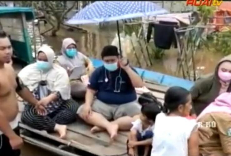 nakes naik perahu di Sekadau_ruai.tv