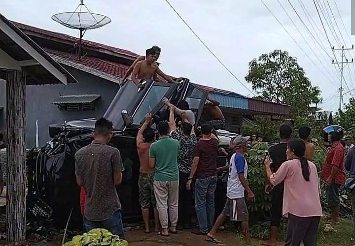 tabrakan mobil di Sambas_capture FB warganet_ruai.tv