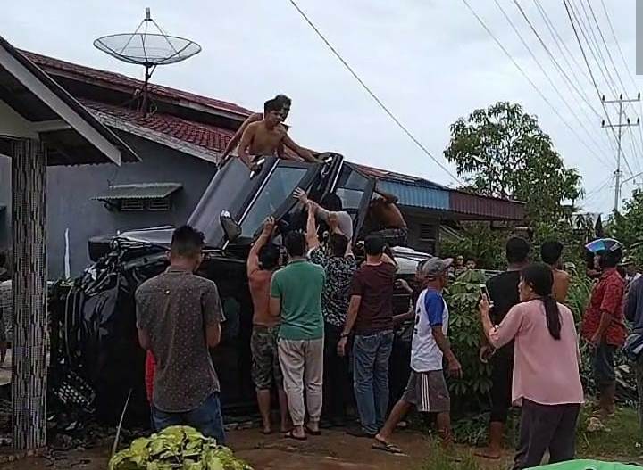 tabrakan mobil di Sambas_capture FB warganet_ruai.tv