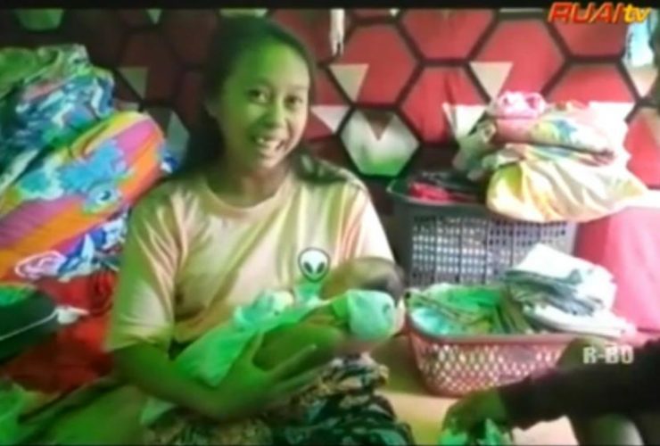 mengungsi di kuburan_korban banijir Sekadau_ruai.tv