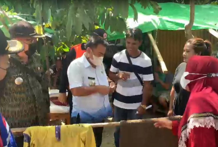 Bupati Temui Pengungsi di Kuburan: “Dah Berope Ari Ngungsi?”_ruai.tv