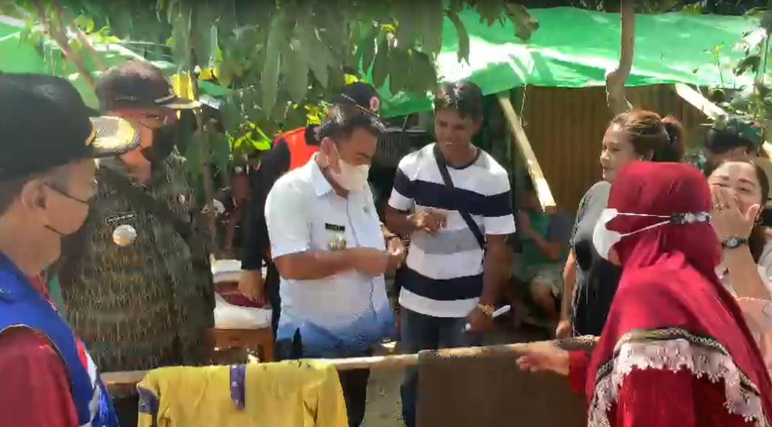 Bupati Temui Pengungsi di Kuburan: “Dah Berope Ari Ngungsi?”_ruai.tv