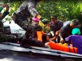 Ibu Muda Ini Melahirkan di Perahu Karet di Tengah Sungai Kapuas_ruai.tv