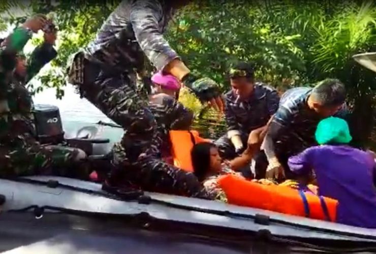 Ibu Muda Ini Melahirkan di Perahu Karet di Tengah Sungai Kapuas_ruai.tv