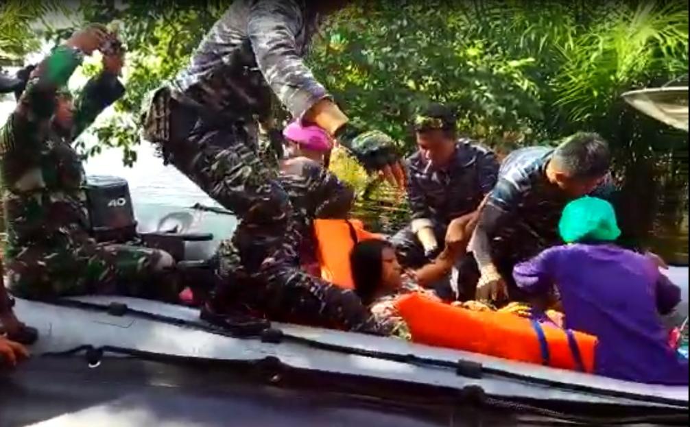 Ibu Muda Ini Melahirkan di Perahu Karet di Tengah Sungai Kapuas_ruai.tv