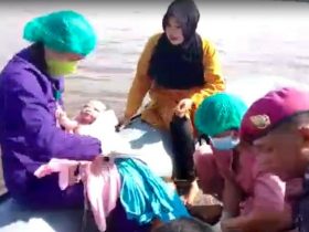 Proses kelahiran seorang bayi perempuan di atas perahu karet saat evakuasi korban banjir di Kabupaten Sekadau, Jumat (19/11/2021). Foto: DOK/ruai.tv