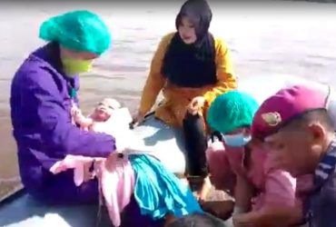 Proses kelahiran seorang bayi perempuan di atas perahu karet saat evakuasi korban banjir di Kabupaten Sekadau, Jumat (19/11/2021). Foto: DOK/ruai.tv