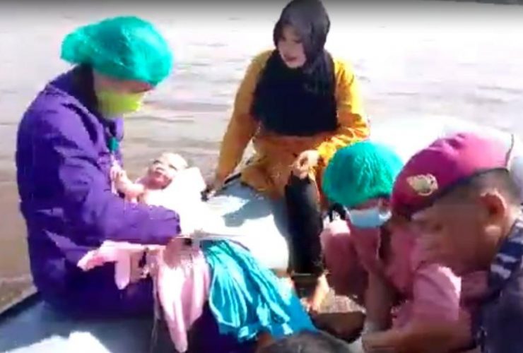 Proses kelahiran seorang bayi perempuan di atas perahu karet saat evakuasi korban banjir di Kabupaten Sekadau, Jumat (19/11/2021). Foto: DOK/ruai.tv