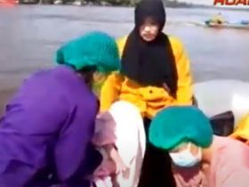 Ibu muda melahirkan di perahu karet_ruai.tv