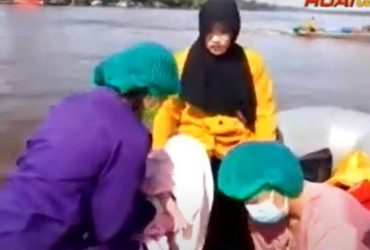 Ibu muda melahirkan di perahu karet_ruai.tv