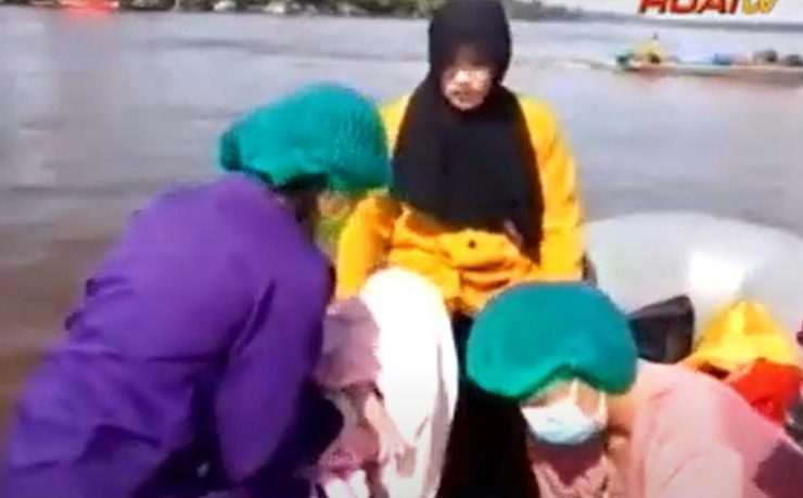 Ibu muda melahirkan di perahu karet_ruai.tv